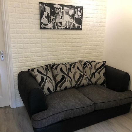 Double Room With Private Bathroom In A 2-Bedrooms House ロンドン エクステリア 写真
