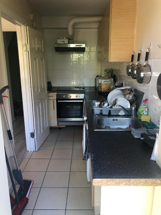Double Room With Private Bathroom In A 2-Bedrooms House ロンドン エクステリア 写真