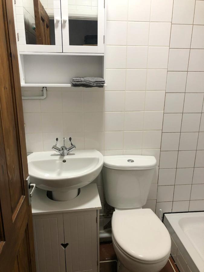 Double Room With Private Bathroom In A 2-Bedrooms House ロンドン エクステリア 写真